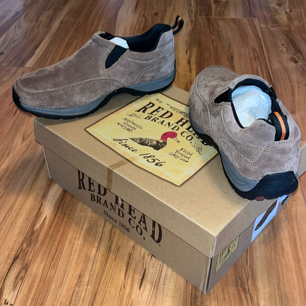NEW IN BOX!! Red Head men’s sneakers.